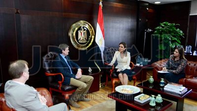 سحر نصر تبحث مع بعثة 