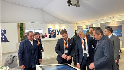 نائب وزير الإسكان يستعرض مشروعات الجناح المصري أمام رئيس معرض «Mipim»  