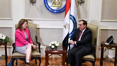 الملا يستعرض مع مفوض بريطانيا لأفريقيا استراتيجية 