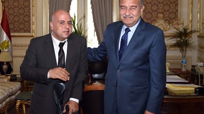 أحد الأفراد ذوي الإعاقة يشكو 