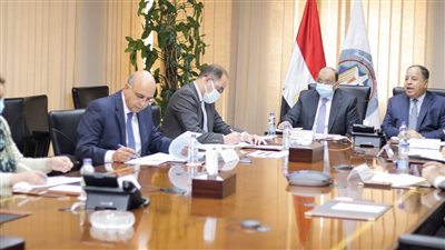 إحلال السيارات المتقادمة للعمل بالغاز الطبيعي قبل نهاية مارس الجاري