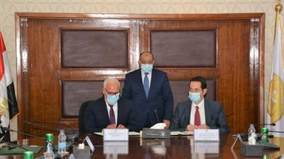 وزير التنمية المحلية يشهد توقيع عقد لمعالجة وتدوير المخلفات