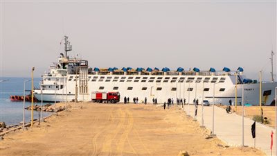 استقبال أول سفينة تجارية في ميناء الطور منذ سنوات