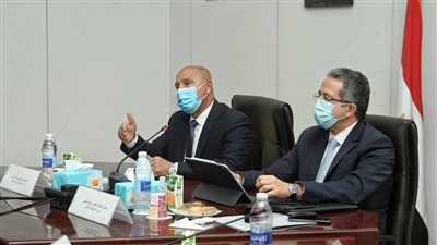 العناني والوزير يبحثان استفادة السياحة من مشروعات النقل