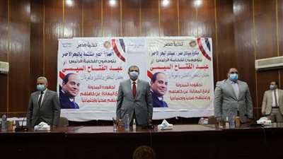 سعفان يسلم 3306 وثيقة تأمين للعمالة غير المنتظمة والصيادين بالبحر الأحمر