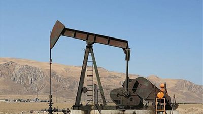 فائض المعروض والمخاوف الاقتصادية تضغط على أسعار النفط