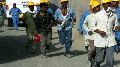 الإمارات: تسريح آلاف العمال لهبوط أسعار النفط