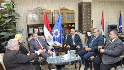  وزير القوى العاملة يسلم 46 عقد عمل لذوى الإعاقة