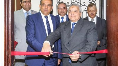 رئيس البريد يفتتح مركز خدمات 