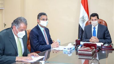 وزير الرياضة يبحث مع رئيس البريد تقديم خدمات متميزة بمراكز الشباب
