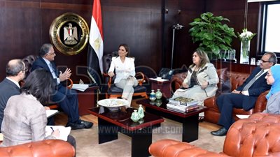 سحر نصر تبحث مع 