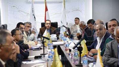 رئيس الوزراء يكلف بسحب الأعمال من شركة مقاولات متأخرة بالعلمين