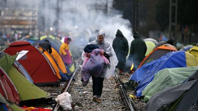 اليونان تبدأ إخلاء مخيم 