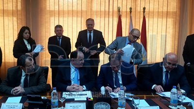 تسوية النزاع بين 