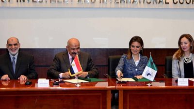 سحر نصر توقع بروتوكولا مع الأورمان لدعم المناطق الفقيرة بـ14 محافظة