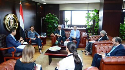 سحر نصر تبحث مع شركات أدوية عالمية زيادة حجم استثماراتها بمصر