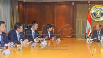 وزير التجارة يبحث مع وفد 