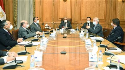 مصر تبحث التعاون مع شركة إيطالية في إنتاج الأنابيب متعددة الاستخدامات