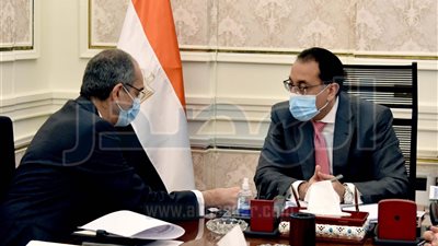 رئيس الوزراء: إقامة مجمع خدمات حكومية بكل قرية تضم وحدة محلية