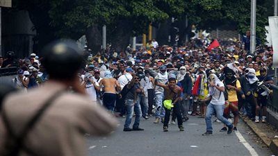 إصابة 40 متظاهرا في اشتباكات مع الشرطة بفنزويلا