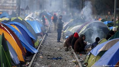 اليونان تبدأ إخلاء مخيم اللاجئين في إيدوميني