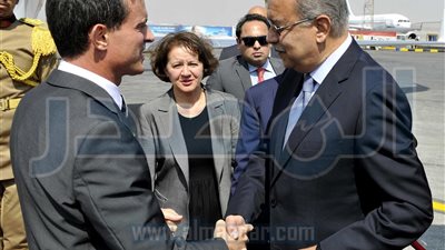 إسماعيل يجرى مباحثات مشتركة مع نظيره الفرنسى بالقاهرة