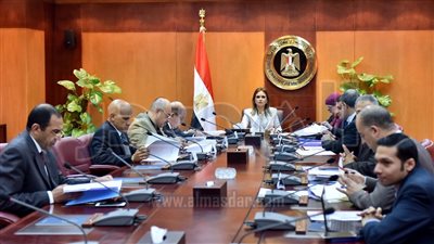 سحر نصر تبحث عملية تطوير وتوسيع مركز خدمة المستثمرين