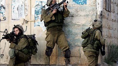 إصابة فلسطينية بعد تفجيرها قنبلة قرب كمين للشرطة الإسرائيلية