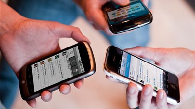 خبراء يطالبون بتزويد الهواتف برسائل تحذيرية للوقاية من الإدمان الرقمي