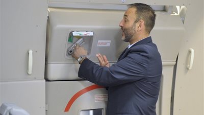 راكب يفتح باب الطائرة أثناء تحليقها ليدخن سيجارة