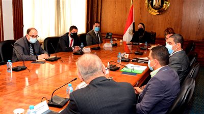 وزيرة التجارة تبحث خطط تطوير المراكز التكنولوجية 