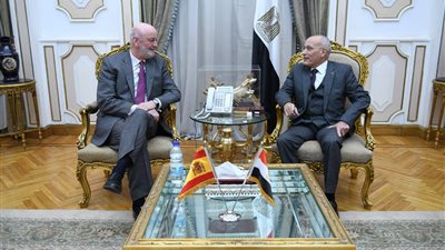 وزير الإنتاج الحربي يبحث مع السفير الإسباني تعزيز التعاون المشترك