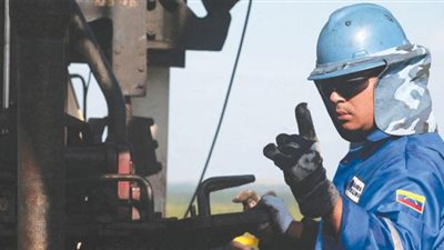 الولايات المتحدة تدرس عقوبات محتملة على قطاع النفط بفنزويلا