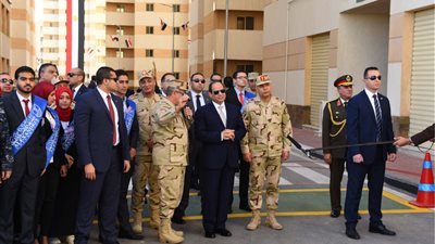 السيسي يسلم عقود 10 وحدات سكنية بمشروع إسكان 