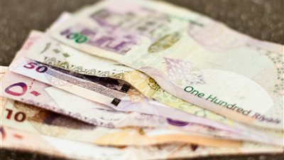 الريال القطرى ينخفض أمام الدولار متأثرا بالحصار العربى
