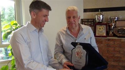 الزمالك يمنح السفير القبرصى درع النادى والعضوية الشرفية 