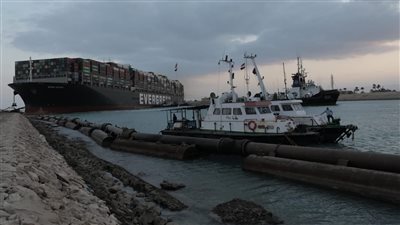 قاطرتان جديدتان للمشاركة في مناورات تحرير السفينة الجانحة بقناة السويس