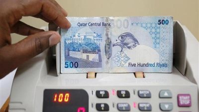 الريال القطري يهبط إلى أدنى مستوى في 11 عاما
