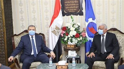 محافظ السويس يستقبل سعفان لتسليم 3164 بوليصة تأمين للعمالة غير المنتظمة
