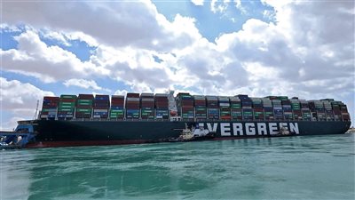 الحكومة تنفي تأثر أنفاق قناة السويس بأعمال التكريك حول السفينة الجانحة