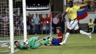 كولومبيا تتعادل مع اسبانيا في الشوط الأول 