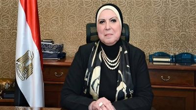 وزيرة التجارة تمد رسم الصادر على قصاصات الأقمشة لمدة عام
