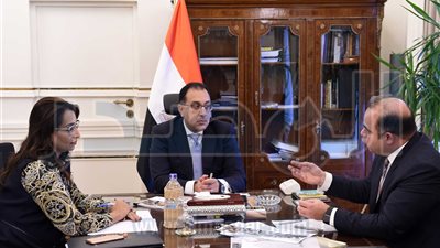 مدبولي يبحث مع رئيس البورصة استراتيجية تنمية سوق المال