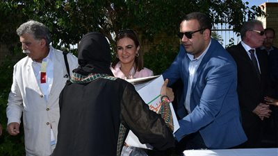 صور: سحر نصر توزع 600 