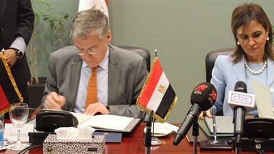 سحر نصر تُوَقّع اتفاقيتين مع سفير ألمانيا بقيمة 112 مليون يورو