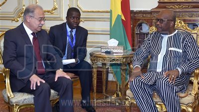 صور.. شريف إسماعيل يبحث مع رئيس بوركينافاسو التعاون المشترك