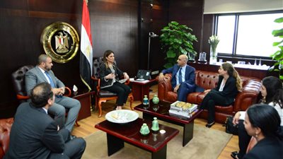 سحر نصر تبحث مع 