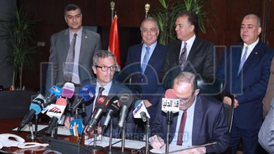 وزير النقل يشهد توقيع عقد ماكينات وبوابات تذاكر المترو