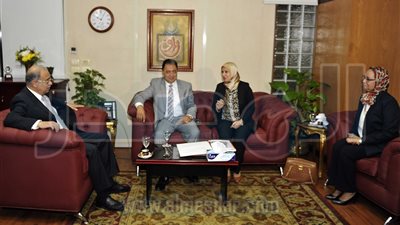 رئيس الوزراء يلتقى وزير الصحة لبحث احتياجات التمريض