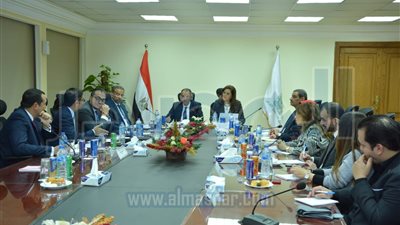 وزيرا التخطيط والاتصالات يبحثان التعاون في مجال التمويل متناهي الصغر